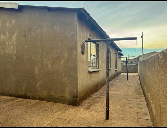 2 BEDROOM HOUSE FOR SALE IN A P KHUMALO